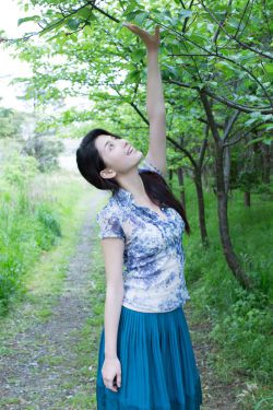 游泳教练在水里含我奶头